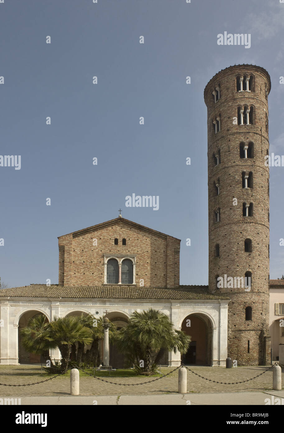 Italien-Ravenna-Basilika von Sant' Apollinare Nuovo von Theoderich im 6. Jahrhundert außen mit Glockenturm gebaut. Stockfoto