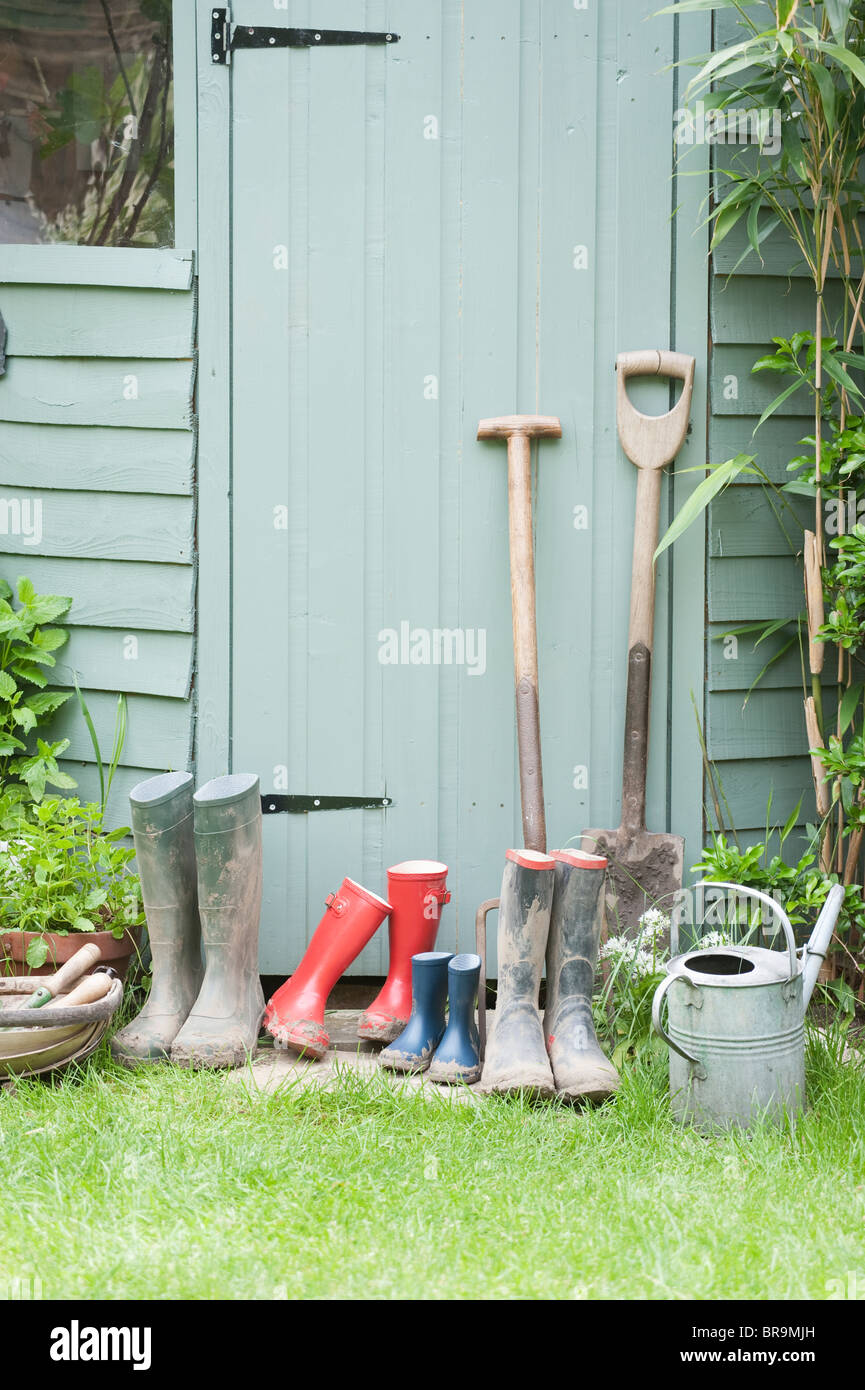 Gartengeräte an Tür Potting shed Stockfoto