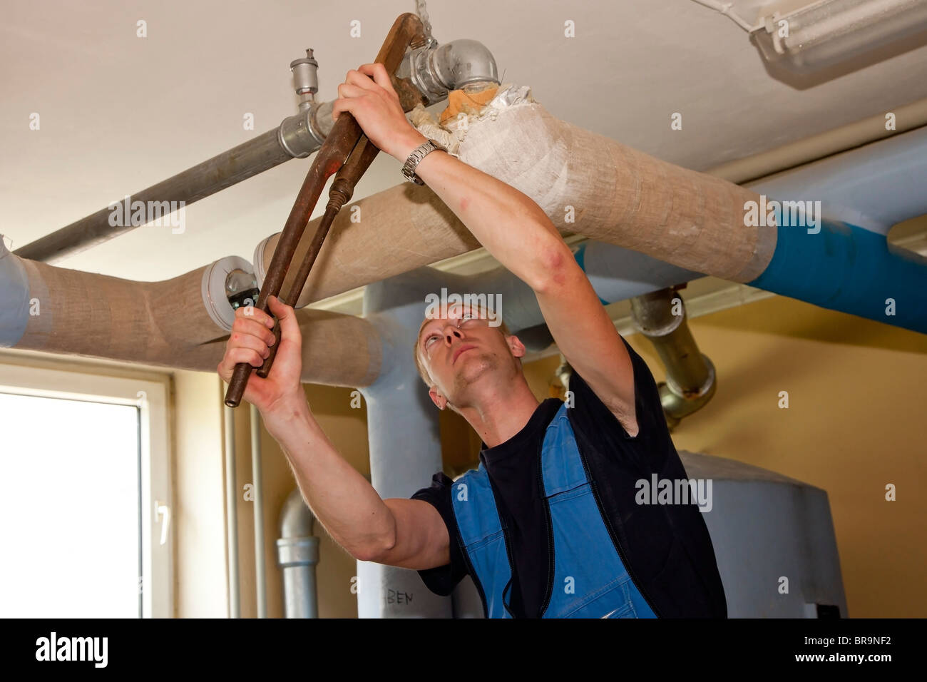 Heizungs- und Sanitär-Techniker installieren neue Wasserpfeifen Stockfoto