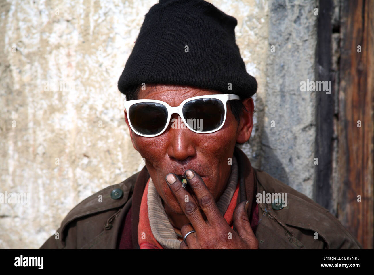Eine alte Ladakhi Rauchen. Stockfoto