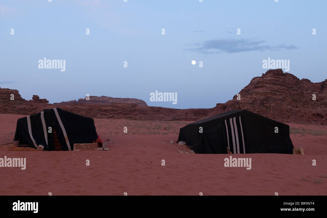 Beduinen-Camp in der Wüste unter Vollmond im Wadi Rum in Jordanien Stockfoto