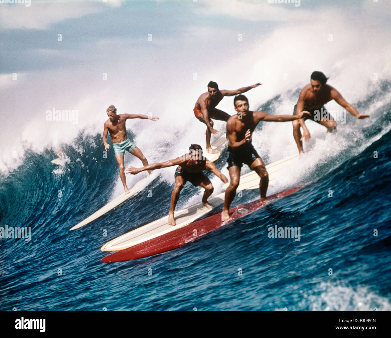 1960S 1970S FÜNF MÄNNER SURFEN Stockfoto