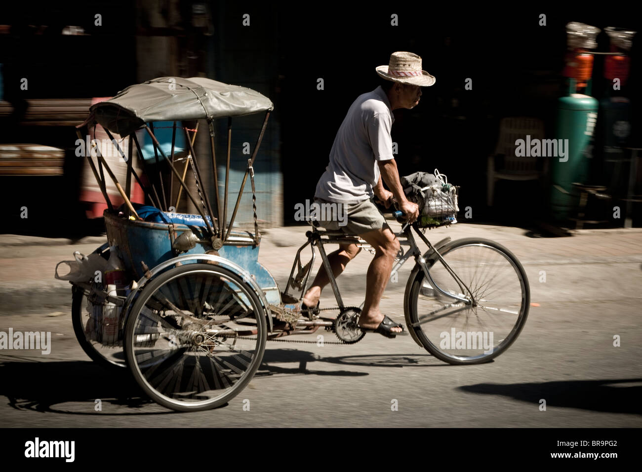 Ein Tuk-Tuk-Biclyclist auf der Straße fahren Stockfoto