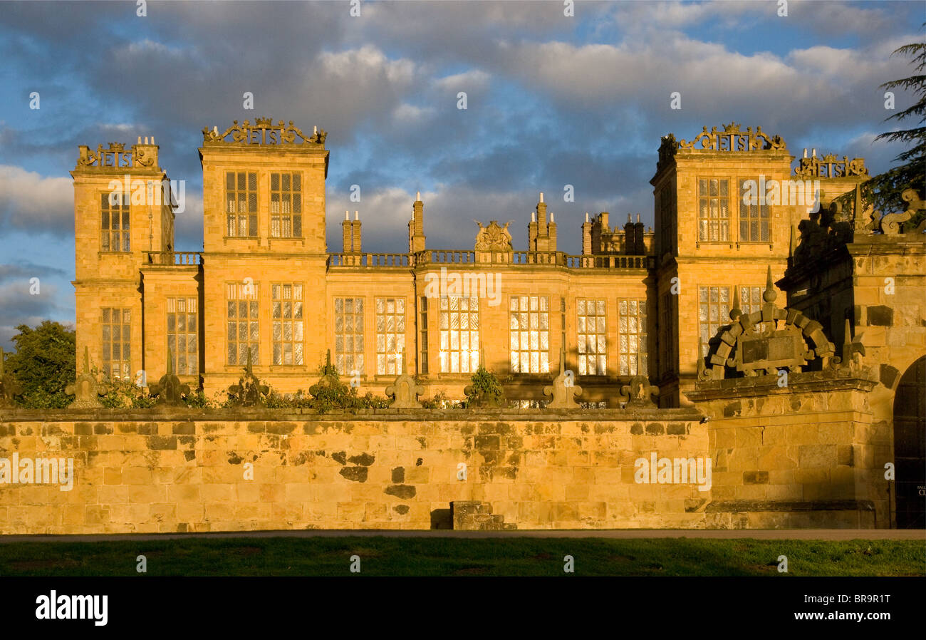 Abend Sonnenlicht reflektiert die mellow Magnesitbindung-Kalkstein-Fassade und Fenster von Hardwick Hall in Derbyshire Stockfoto