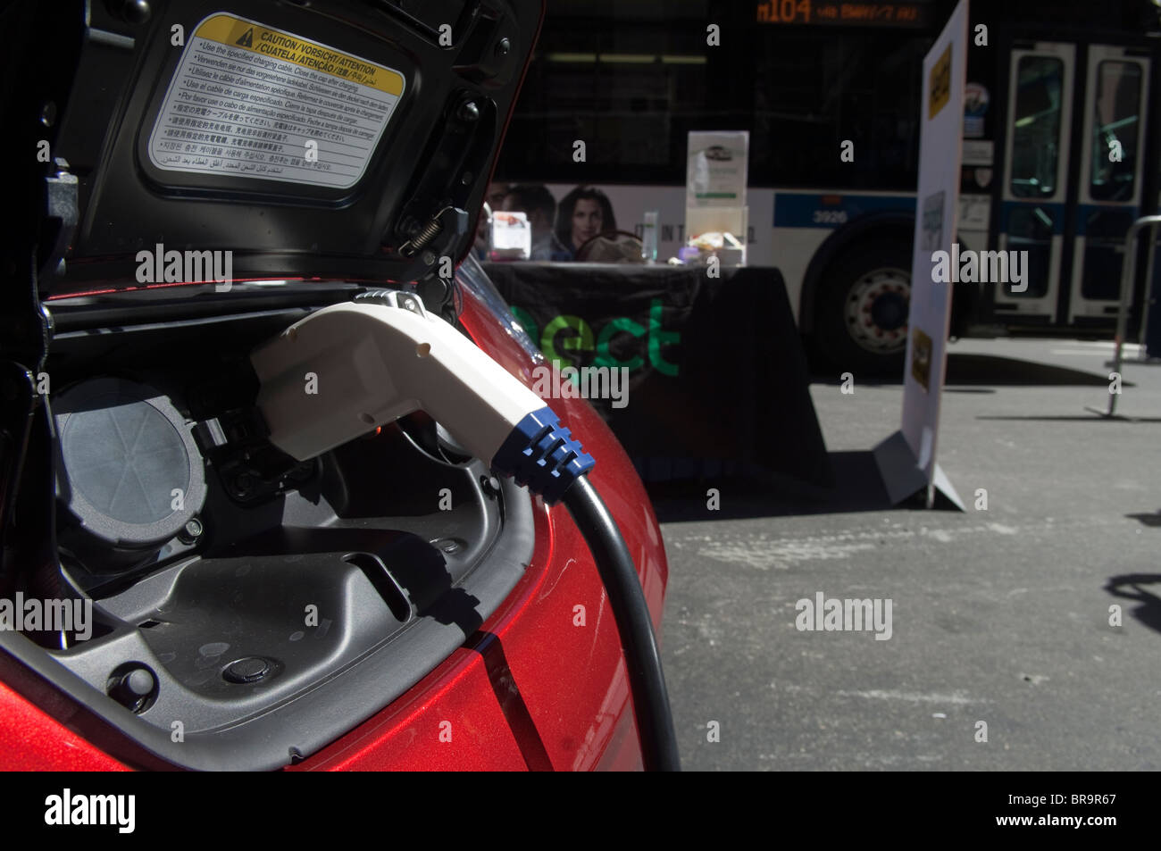 Nissan lädt eine Nissan Leaf Elektrofahrzeug auf einem Display außerhalb der Clinton Global Initiative in New York Stockfoto