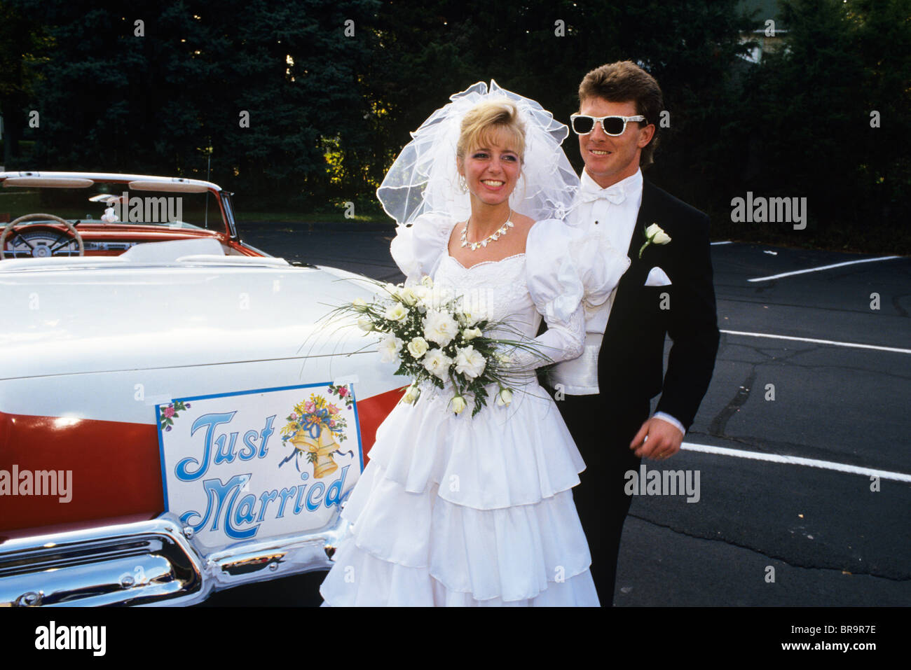 1991 BRAUT UND BRÄUTIGAM STEHEN NEBEN OLDTIMER CABRIO FORD AUTOMOBILE Stockfoto