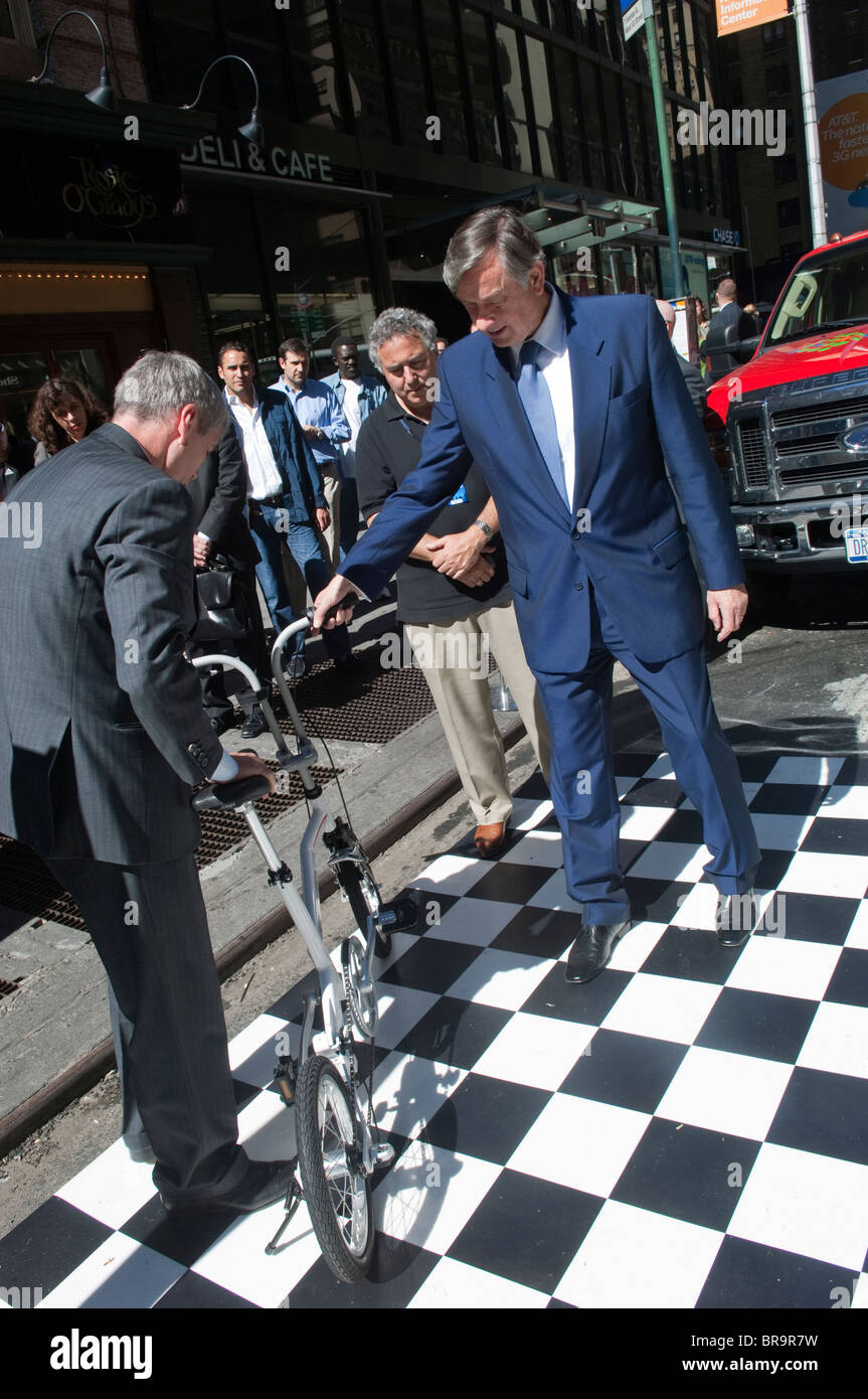 Der Präsident der Republik Slowenien, besucht Dr. Danilo Türk eine Ausstellung von BigFish Klappfahrräder in New York Stockfoto