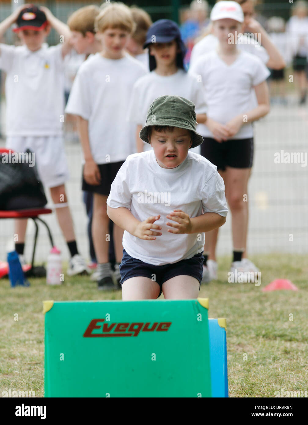 Schule Sporttag - die Hürden Stockfoto