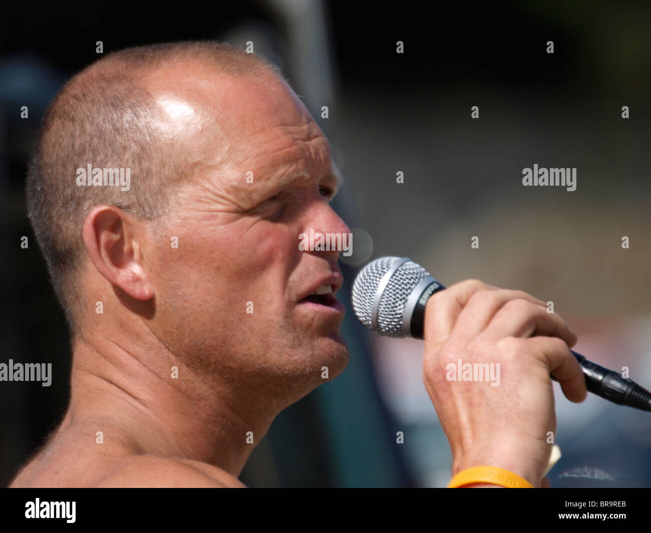 Mann mit Mikrofon, UK Stockfoto