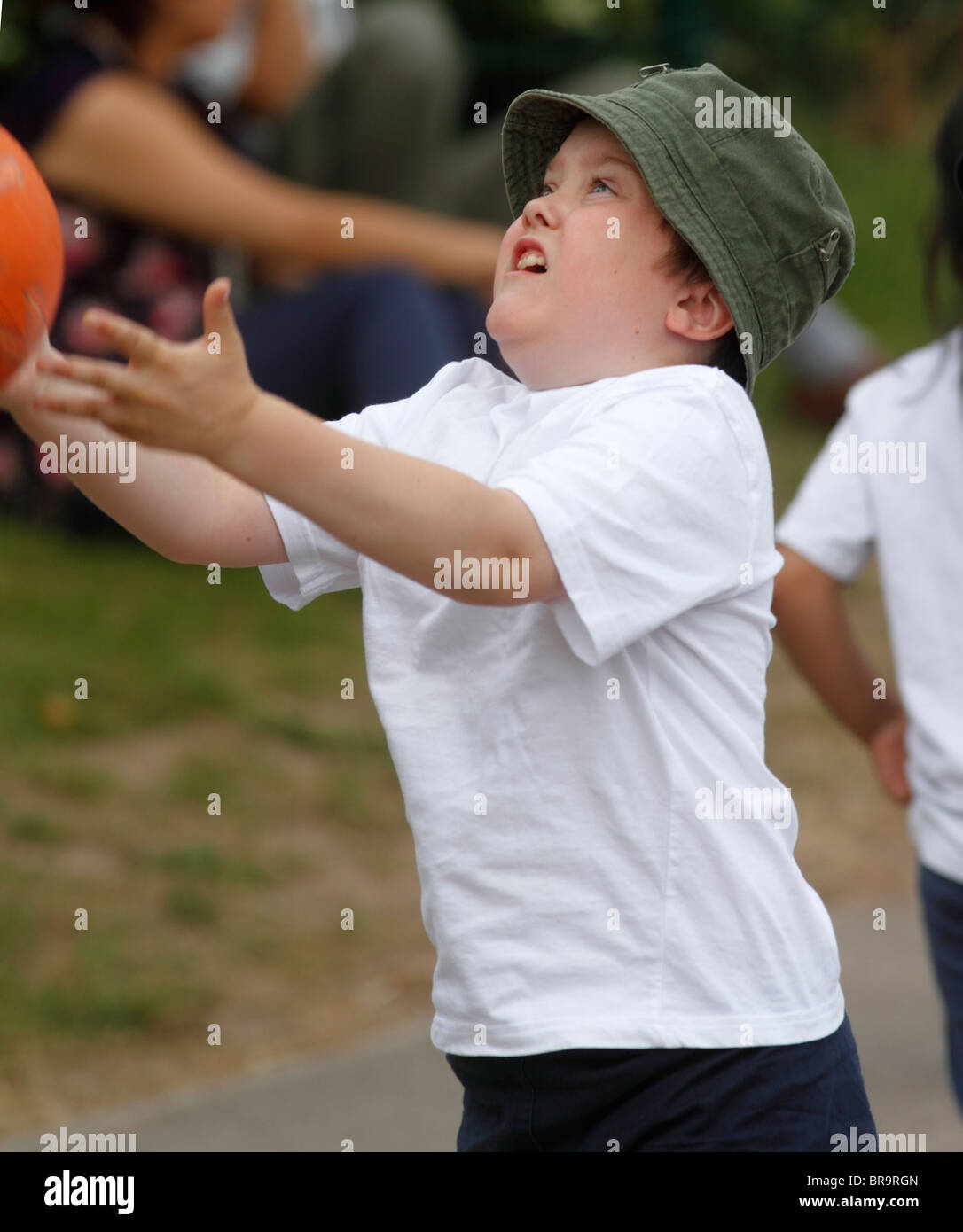 Sporttag Schule - Basketball spielen Stockfoto