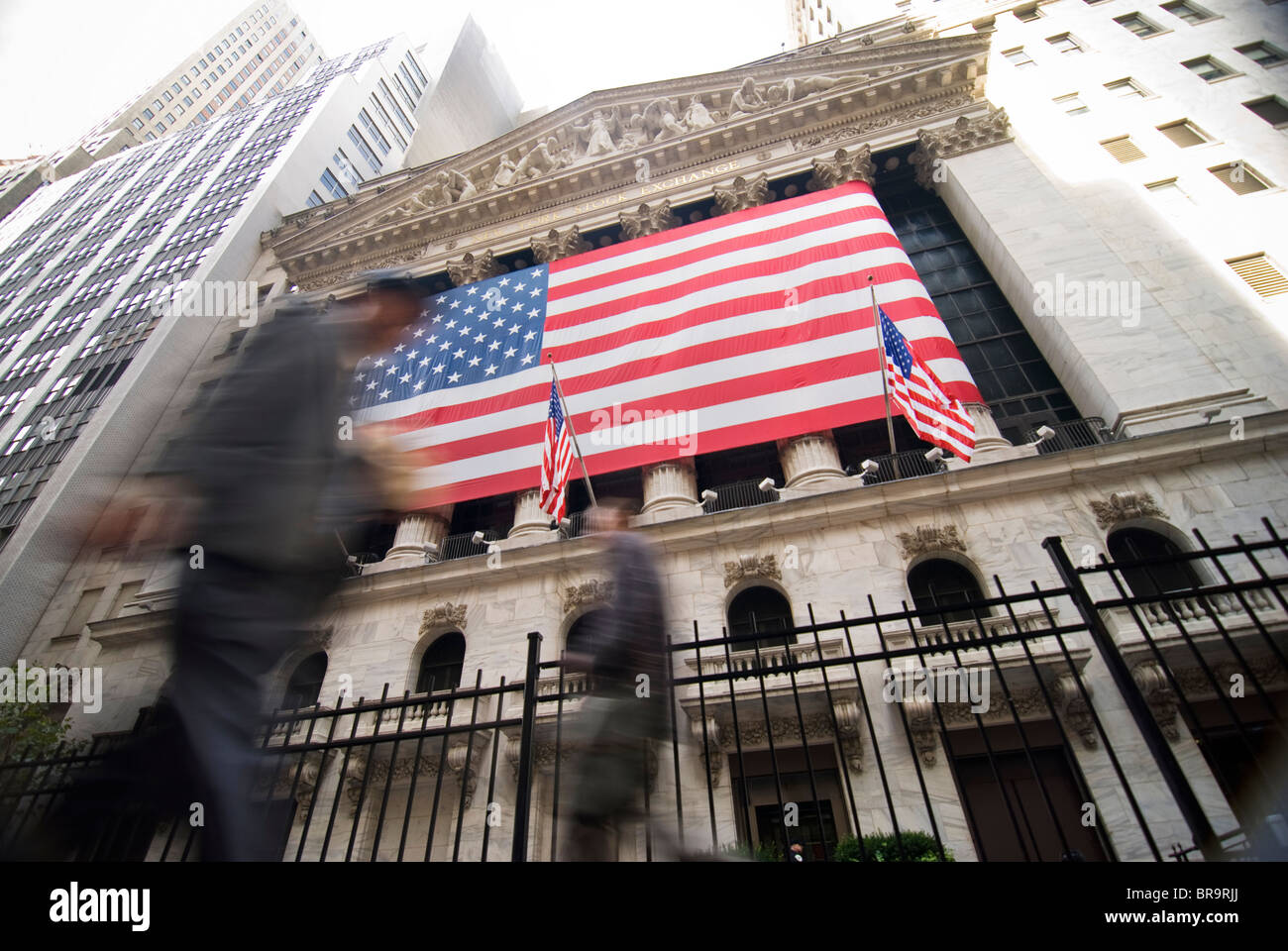 Die Menschen gehen vorbei an der New York Stock Exchange. Stockfoto