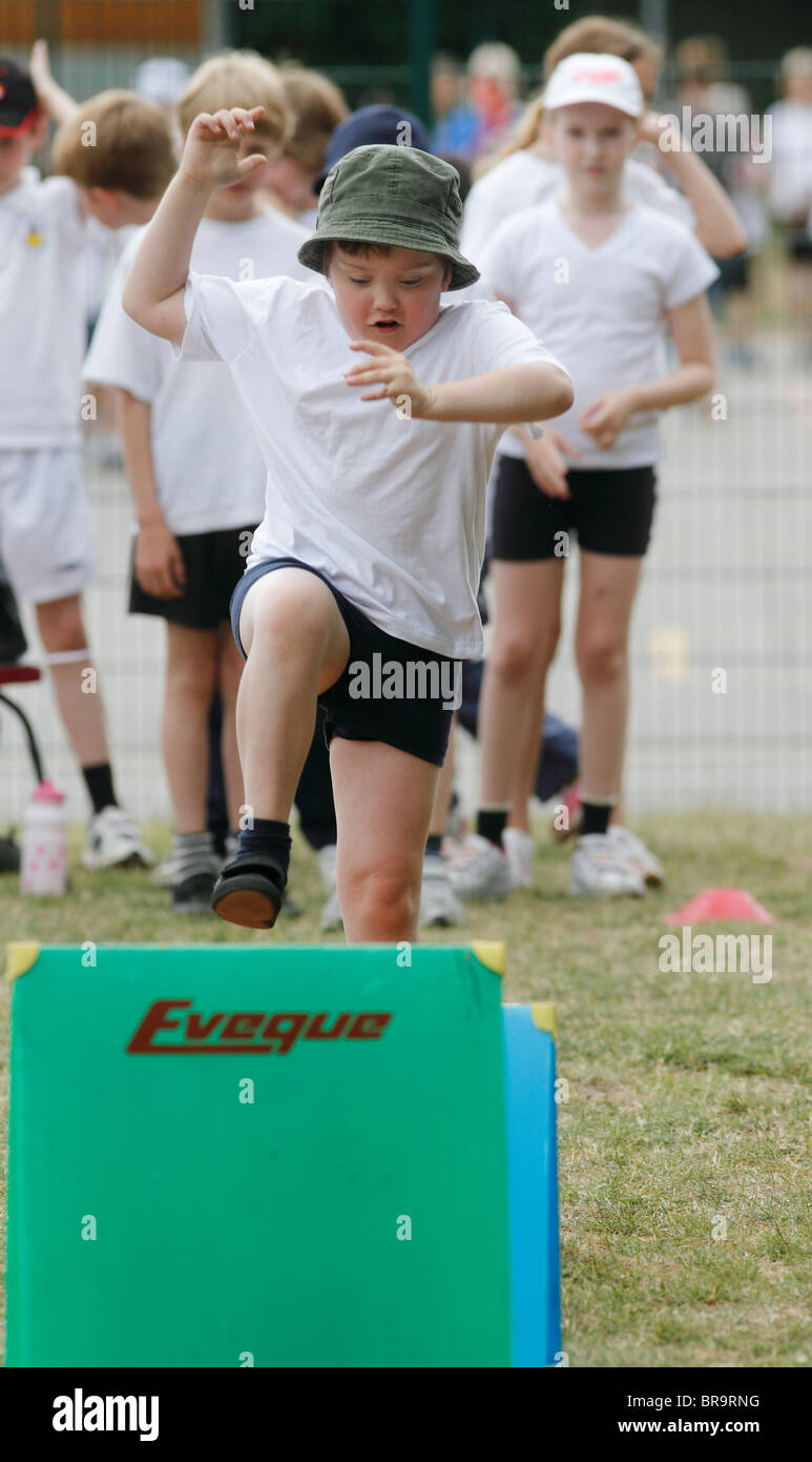 Schule Sporttag - die Hürden Stockfoto