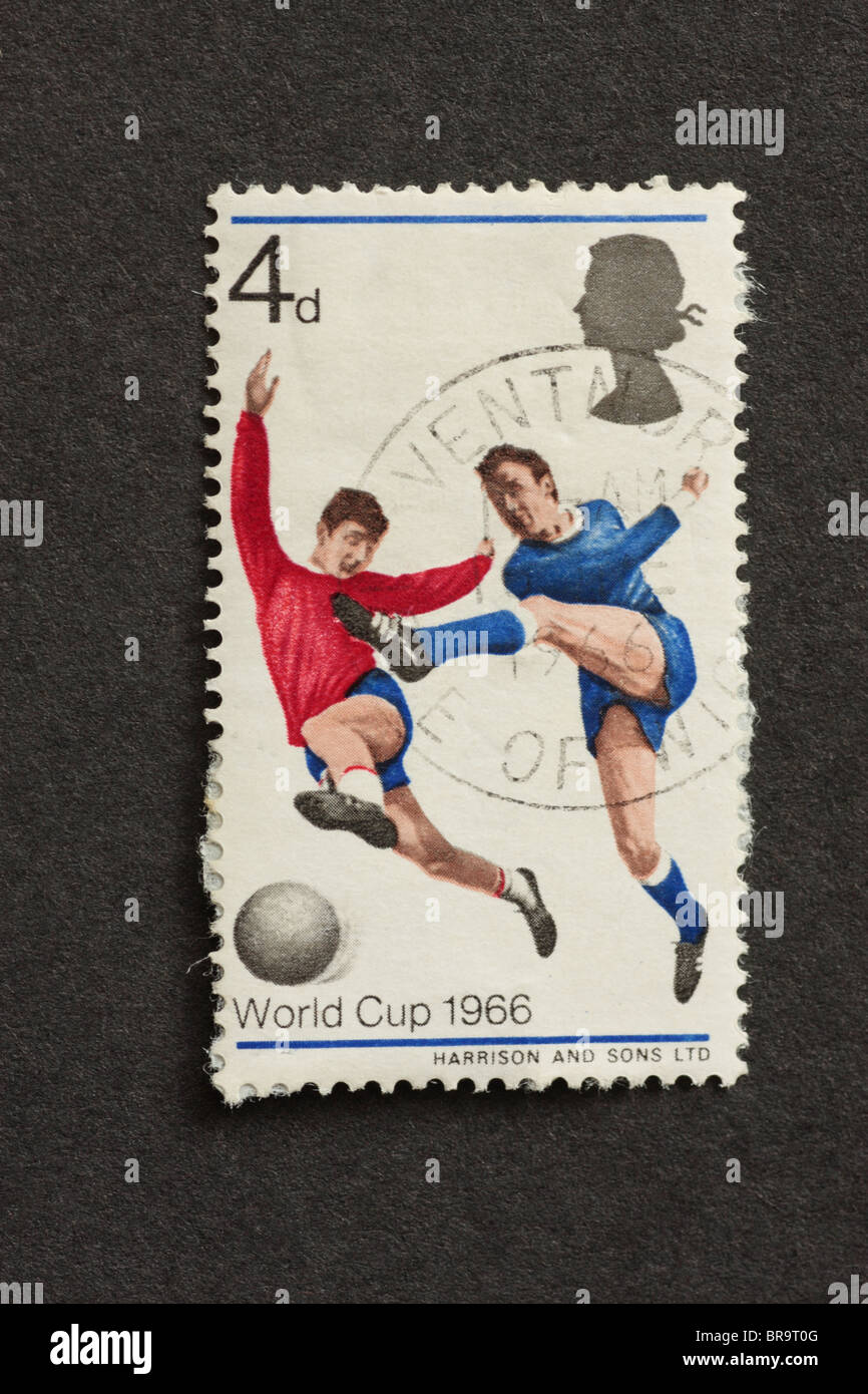 1966 World Cup-Briefmarke-Spieler mit Ball UK Stockfoto