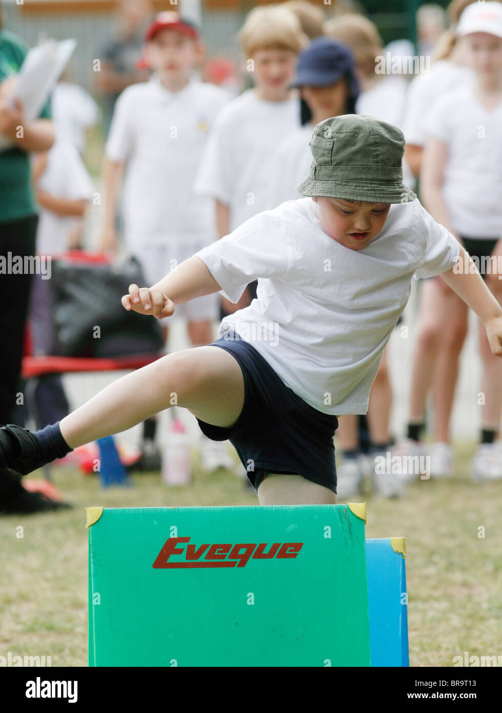 Schule Sporttag - die Hürden Stockfoto