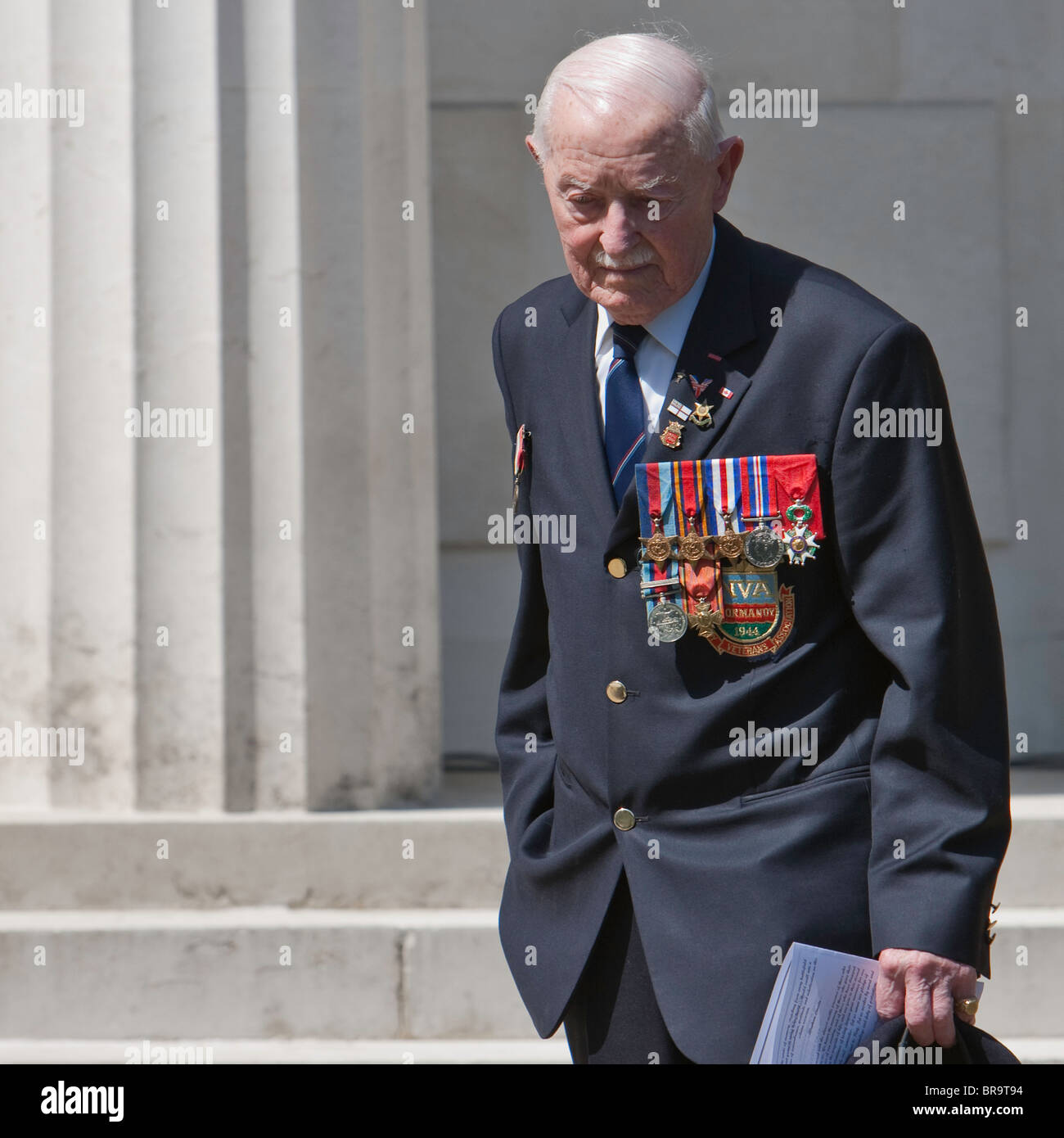 Vereinigten Staaten Veterans Day Einhaltung / Erinnerung 2009 Brookwood England - eine dekorierte Veteran erinnert sich Stockfoto