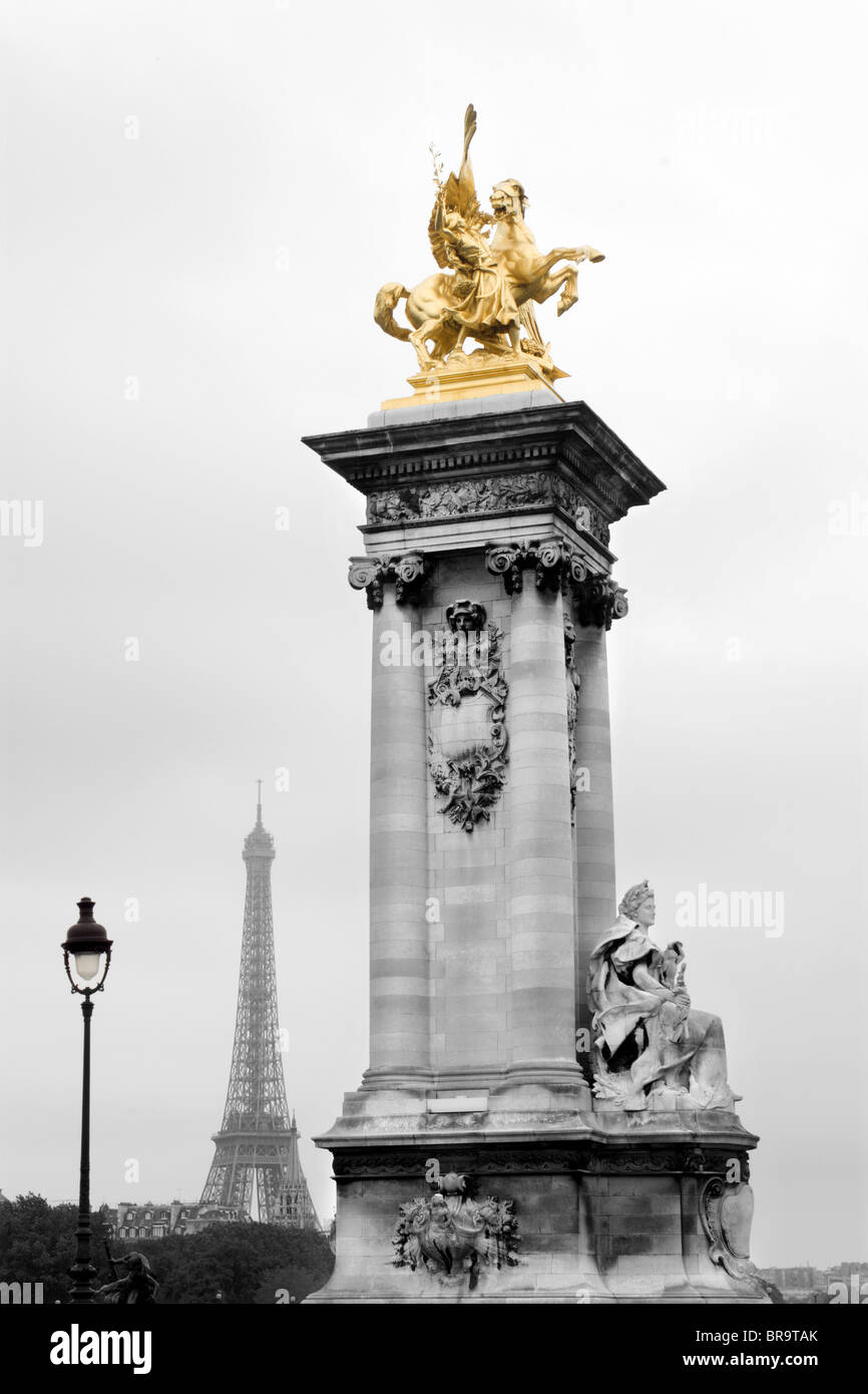 Paris - Eiffelturm und Skulptur von Brücke Alexandre III Stockfoto