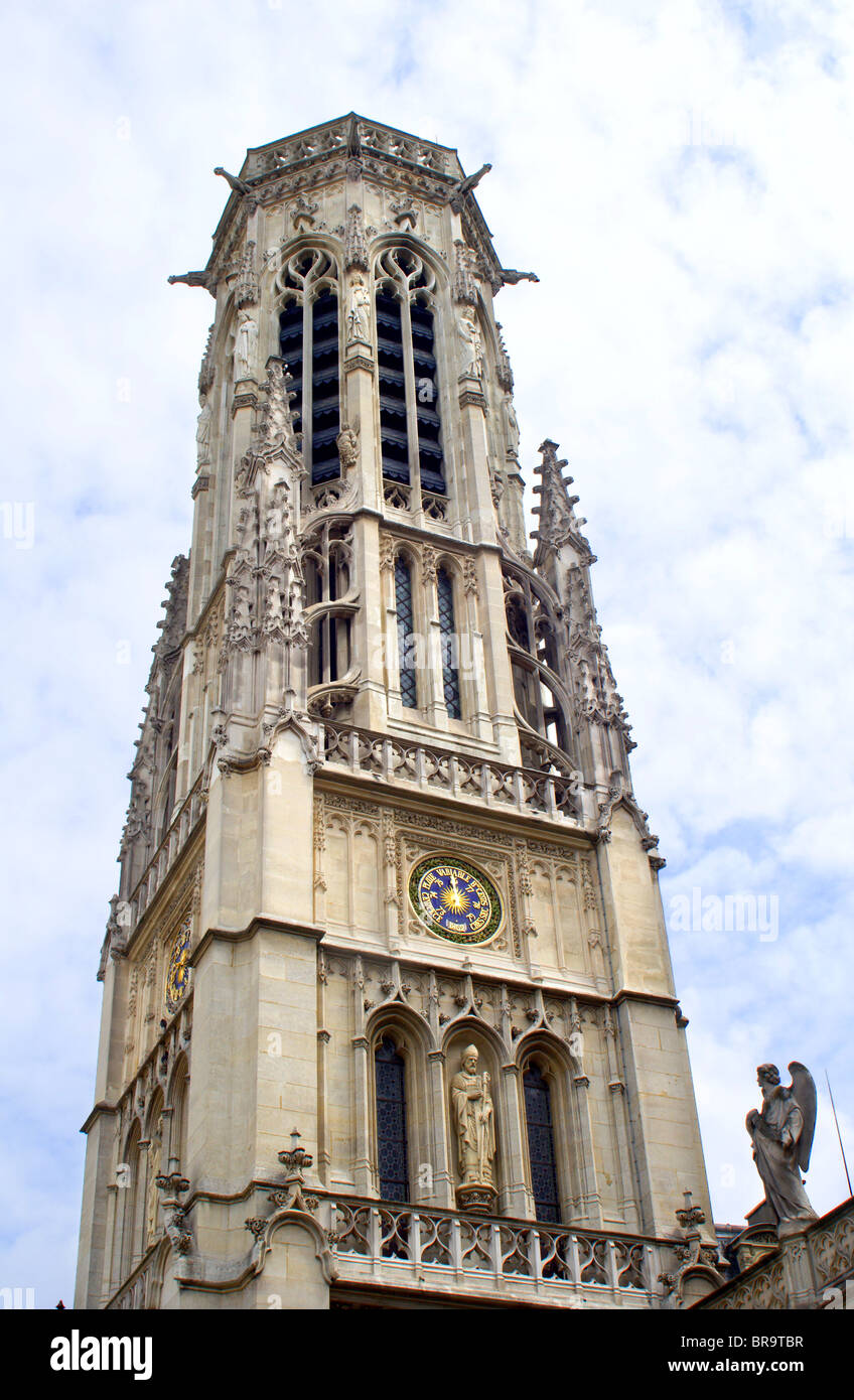 Turm der gotischen Kirche von Paris - st. Germain d Auxerrois Stockfoto
