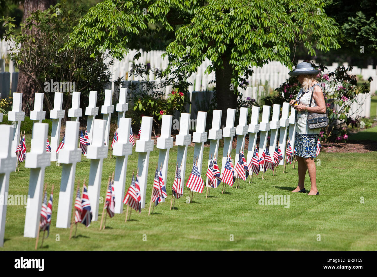 Vereinigten Staaten Veterans Day Einhaltung 2009 Brookwood England eine Frau betrachtet Reihen von amerikanischen WW1 Grabsteine Stockfoto