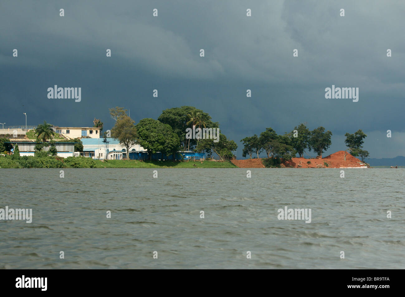 Blick auf das Wasser des Ggaba arbeitet am Viktoriasee, die Kampala mit Trinkwasser, mit einem Regen Sturm hinter aufgenommenes Bild liefern Stockfoto