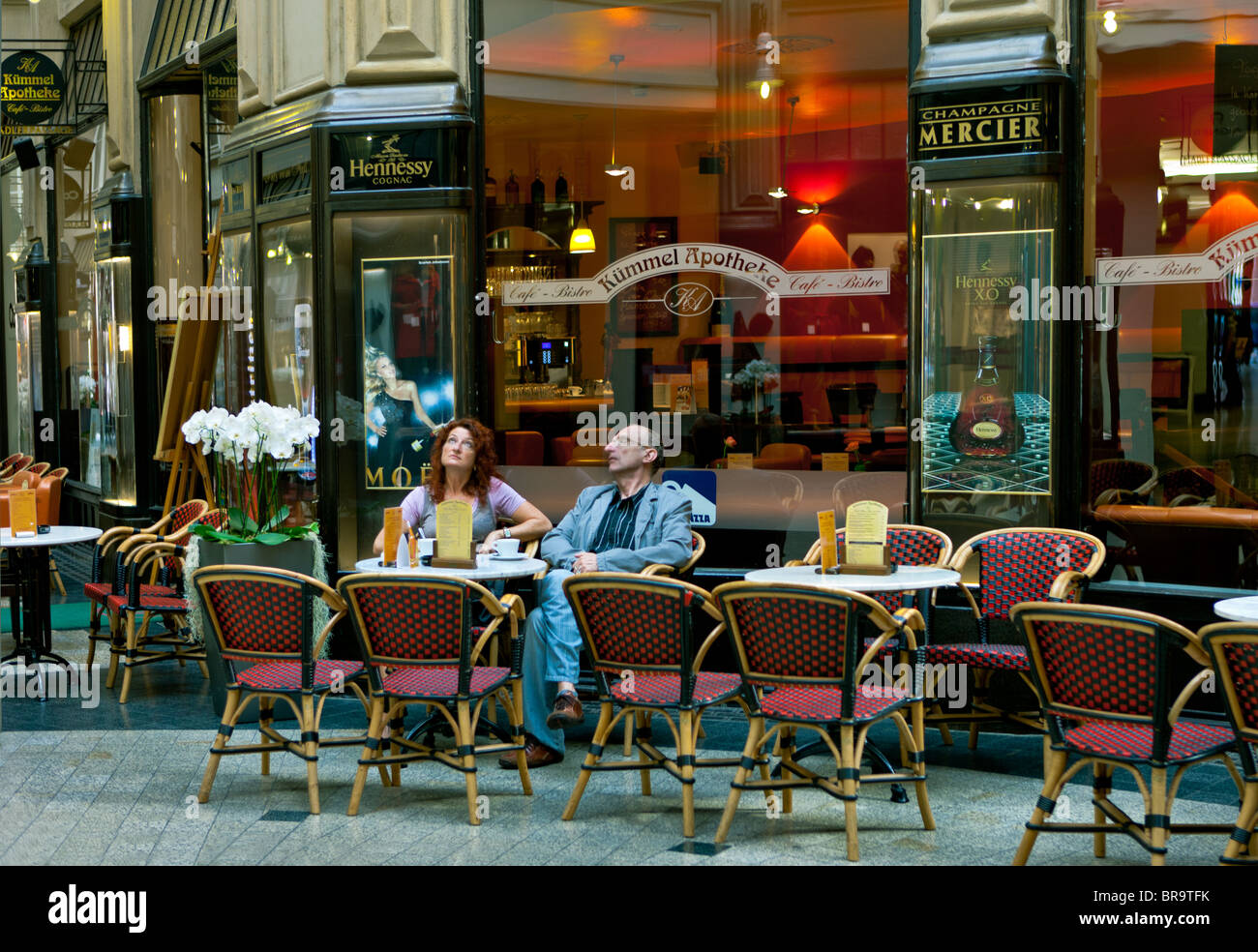 Paar in einem Café in einer kommerziellen Passage in Leipzig, eine Stadt im östlichen Bundesland Sachsen Stockfoto