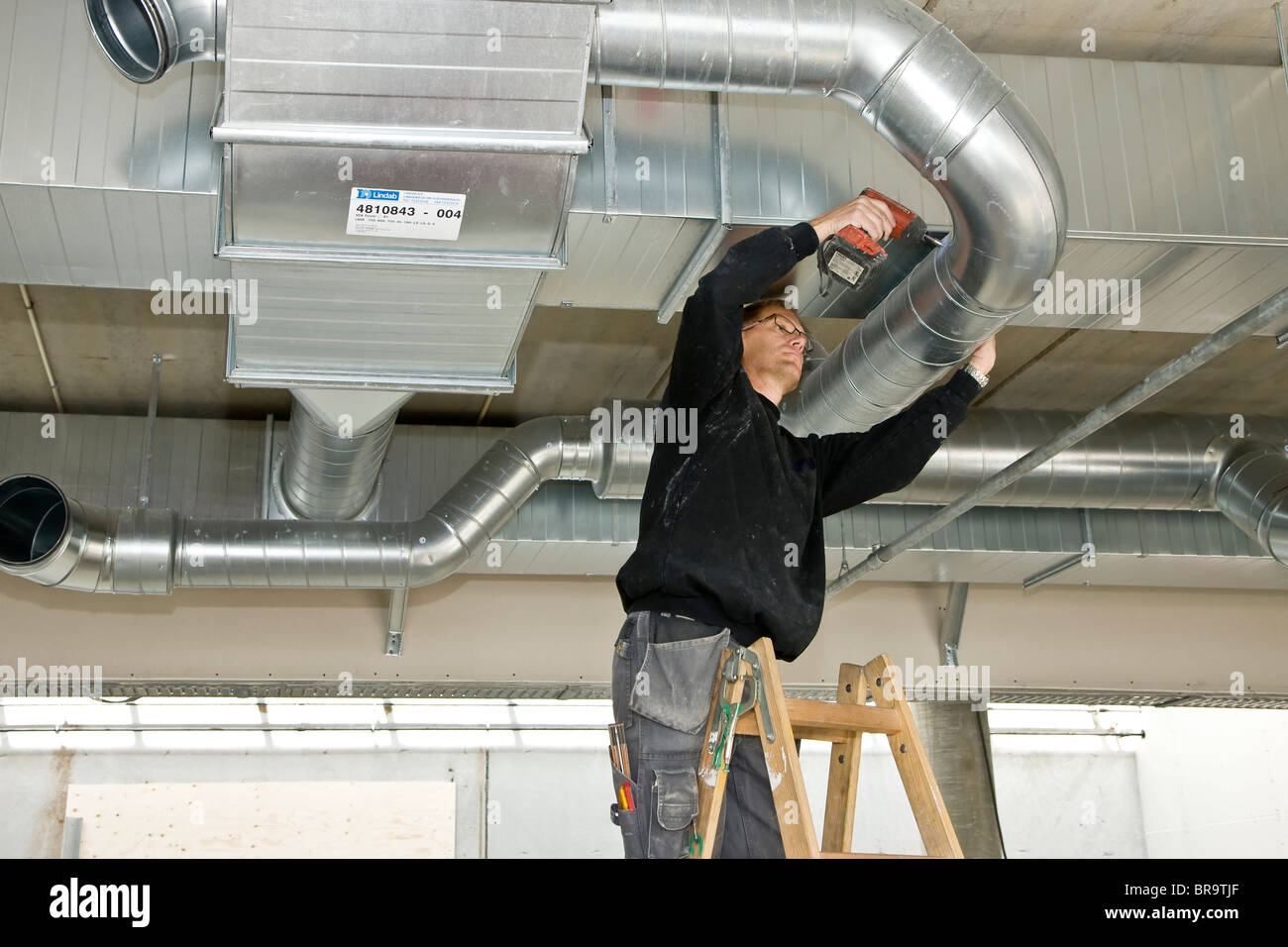 Lüftung fitter Installation ein Entlüftungsrohr Stockfoto