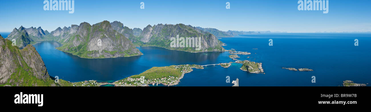 Blick vom Gipfel des Reinebring über Reine und umliegenden Inseln, Lofoten Inseln, Norwegen Stockfoto