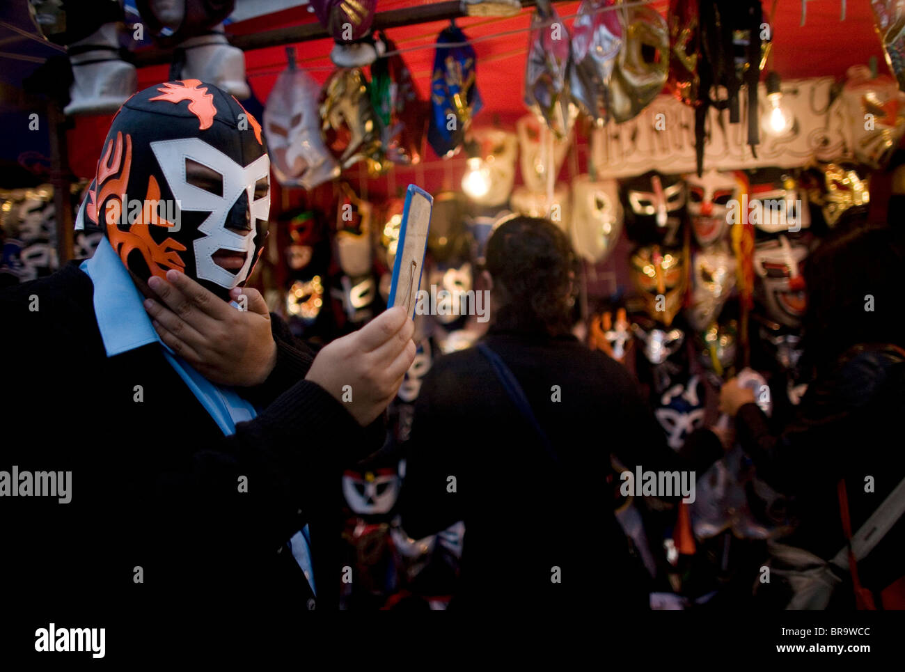 Ein Fan versucht auf einer Maske vor einem Lucha Libre Ereignis außerhalb Puebla Arena im mexikanischen Puebla Stockfoto