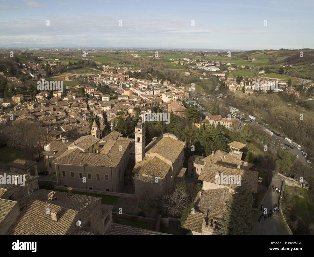Bardi, in der Nähe von Parma, Italien. Grobe Sicht auf die Stadt, mit traditionellen Lombard Bauten aus dem Mittelalter. Stockfoto