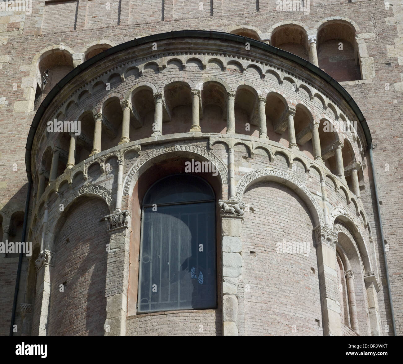 Kolonnade auf Außenseite des westlichen Apsis des Doms, Parma, Italien. Romanische. Stockfoto