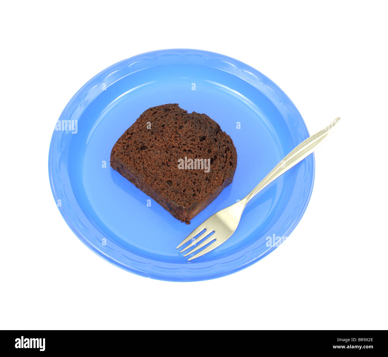 Schokoladenkuchen auf Picknick Teller Stockfoto