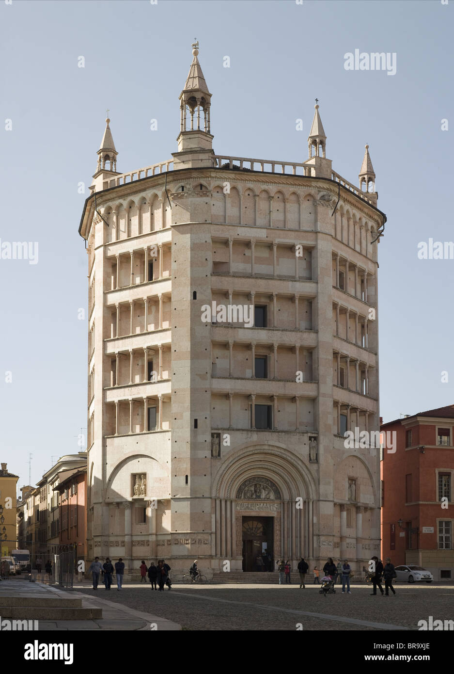 Baptisterium Parma, Italien. Achteckiges Gebäude in Verona rosafarbenen Marmor von Antelami. Begann 1196. Romanische. Stockfoto