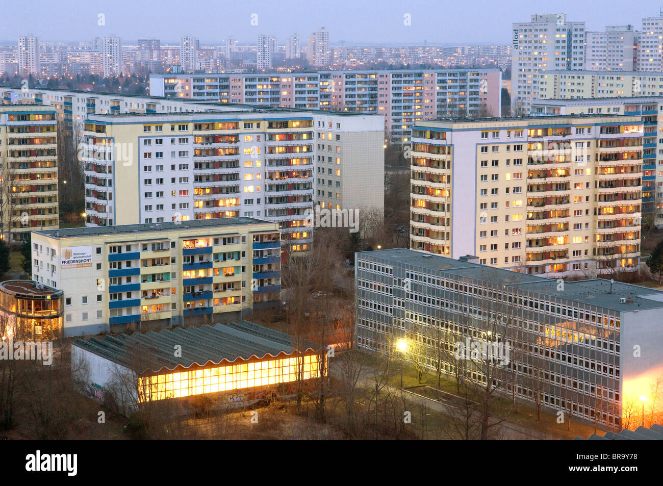 Wohngebäude am Helene-Weigel-Platz, Berlin, Deutschland Stockfoto