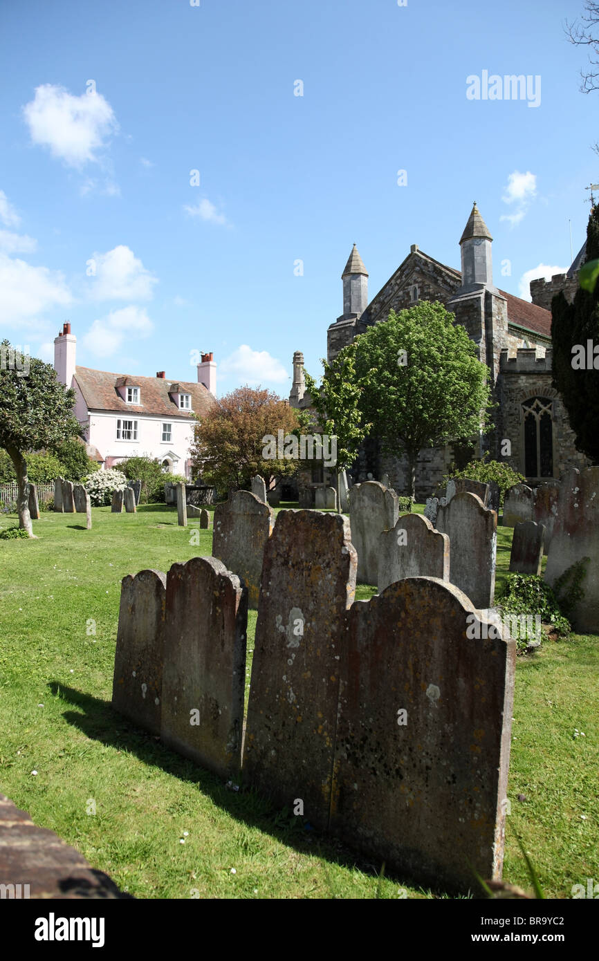Der Kirchhof und Grabsteine an der Marienkirche die Jungfrau in historischen Cinque Port Stadt Rye, East Sussex, Großbritannien Stockfoto