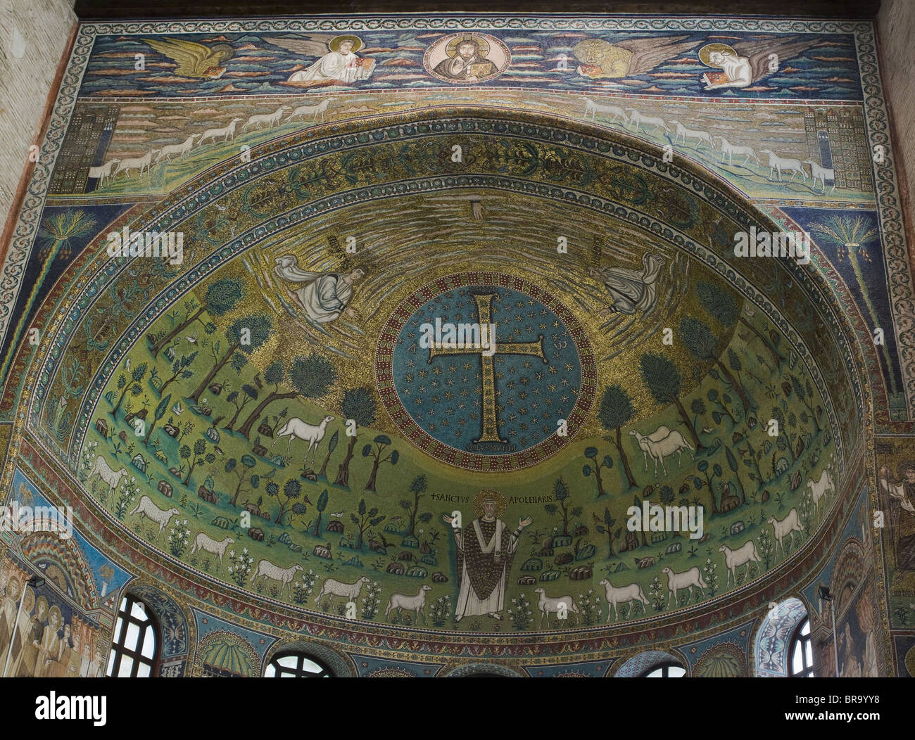Italien-Ravenna 6-7. Jh. byzantinischen Mosaiken in Sant' Apollinare in Classe, Apsis mit Christus und Schafherde. Stockfoto