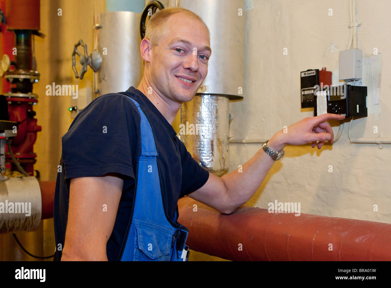 Heizungs- und Sanitär-Techniker Programmierung der Heizungsregler Stockfoto