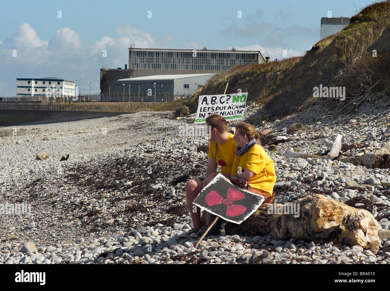 Demonstration am Strand von Atomkraftwerk Hinkley Point gegen Pläne für ein drittes Kraftwerk Sept 2010 Stockfoto