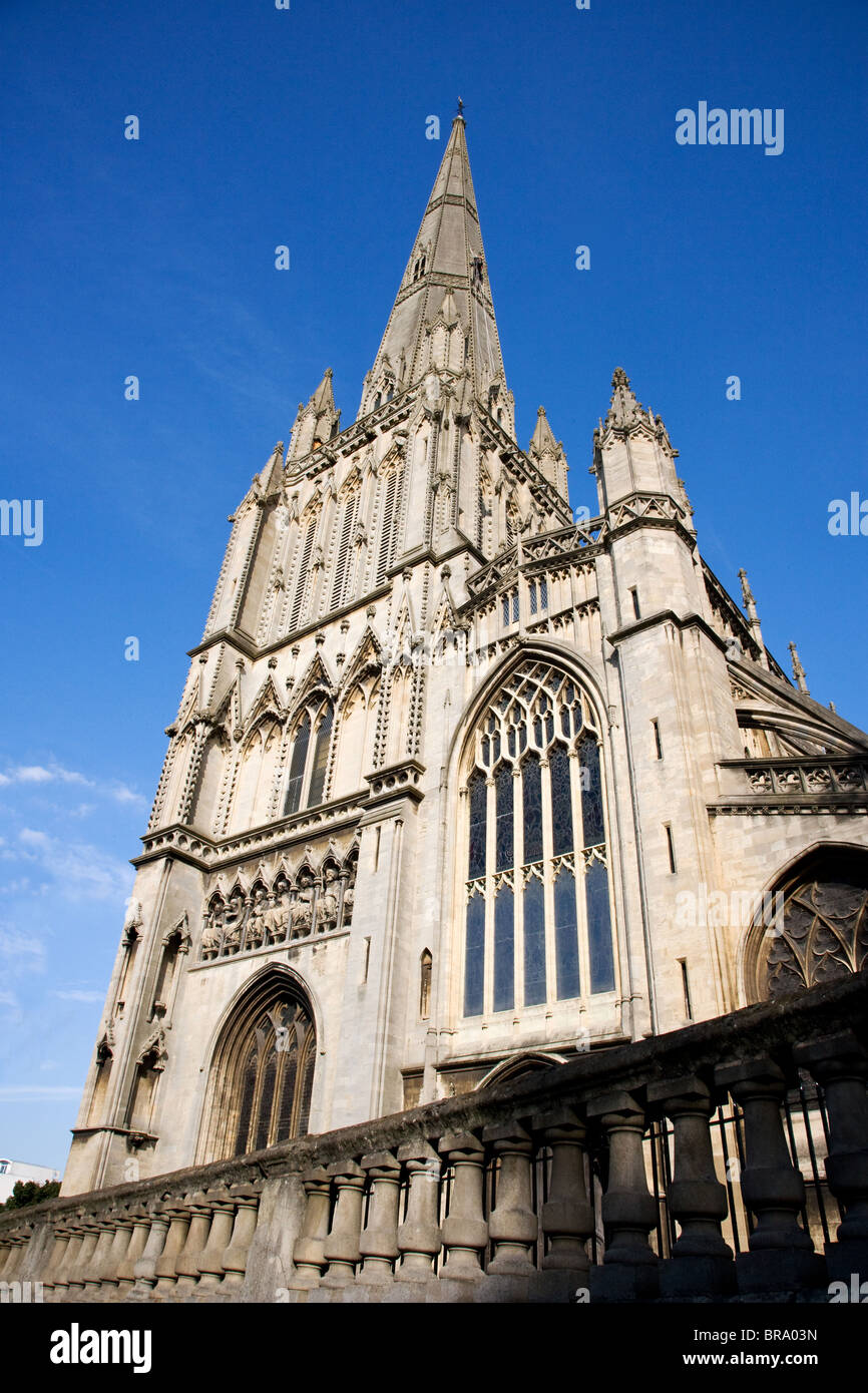 Hoch aufragenden Turm der Pfarrkirche St. Mary Redcliffe Bristol Stockfoto