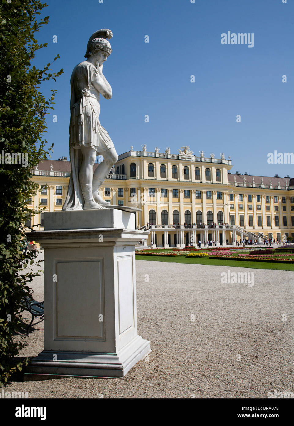 Wien - Schloss Schönbrunn und Statue der Mythologie Soldat Stockfoto