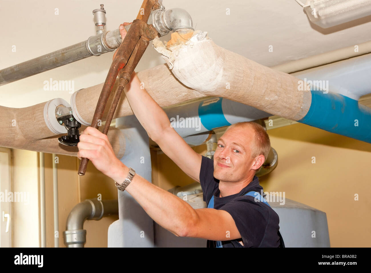 Heizungs- und Sanitär-Techniker installieren neue Wasserpfeifen Stockfoto
