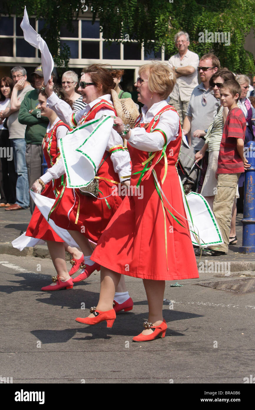 Mitglieder von Dacre Morris Gruppentanz darstellende Cotswold Stil bei St Albans Festival 2010 Stockfoto