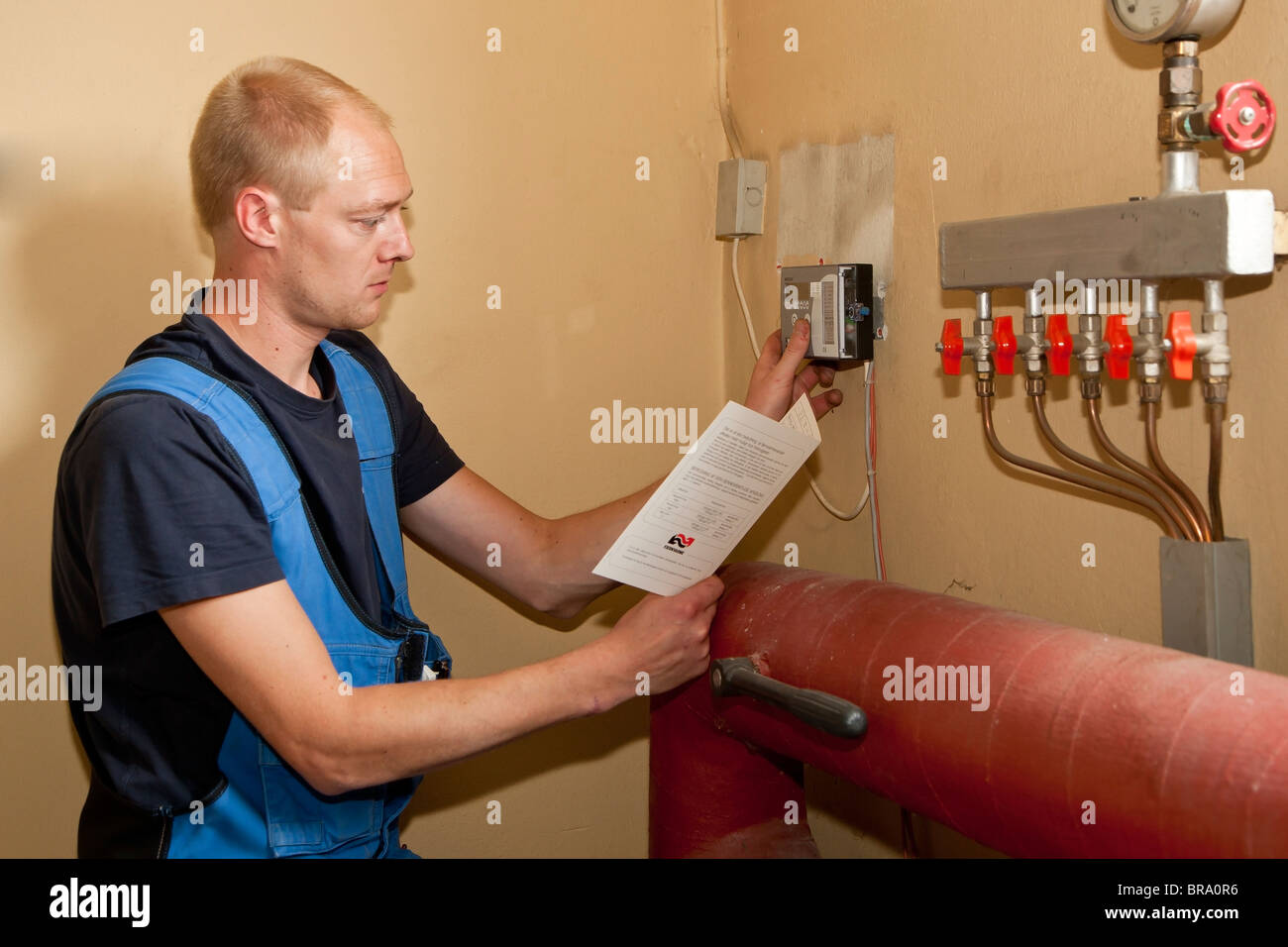 Heizungs- und Sanitär-Techniker testen und Einstellen der Heizungsregler Stockfoto