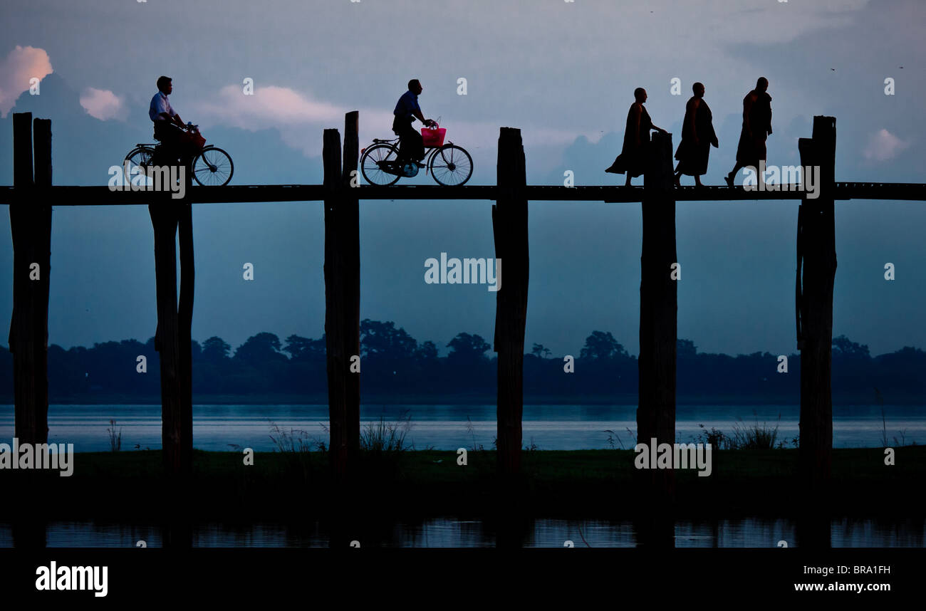 U Bein Brücke in der Nähe von Amarapura, Mandalay, Myanmar, Burma Stockfoto