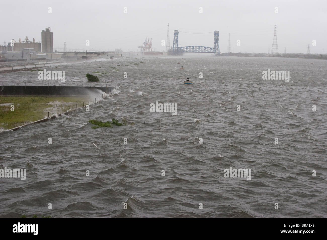 Wasser überragt die Industrial Canal Deiche in New Orleans als Hurrikan Gustav westlich der Stadt verläuft. Stockfoto