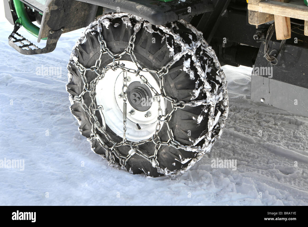 Close-up auf einen Straßenreifen mit einer Schneekette Reifen ausgestattet. Stockfoto