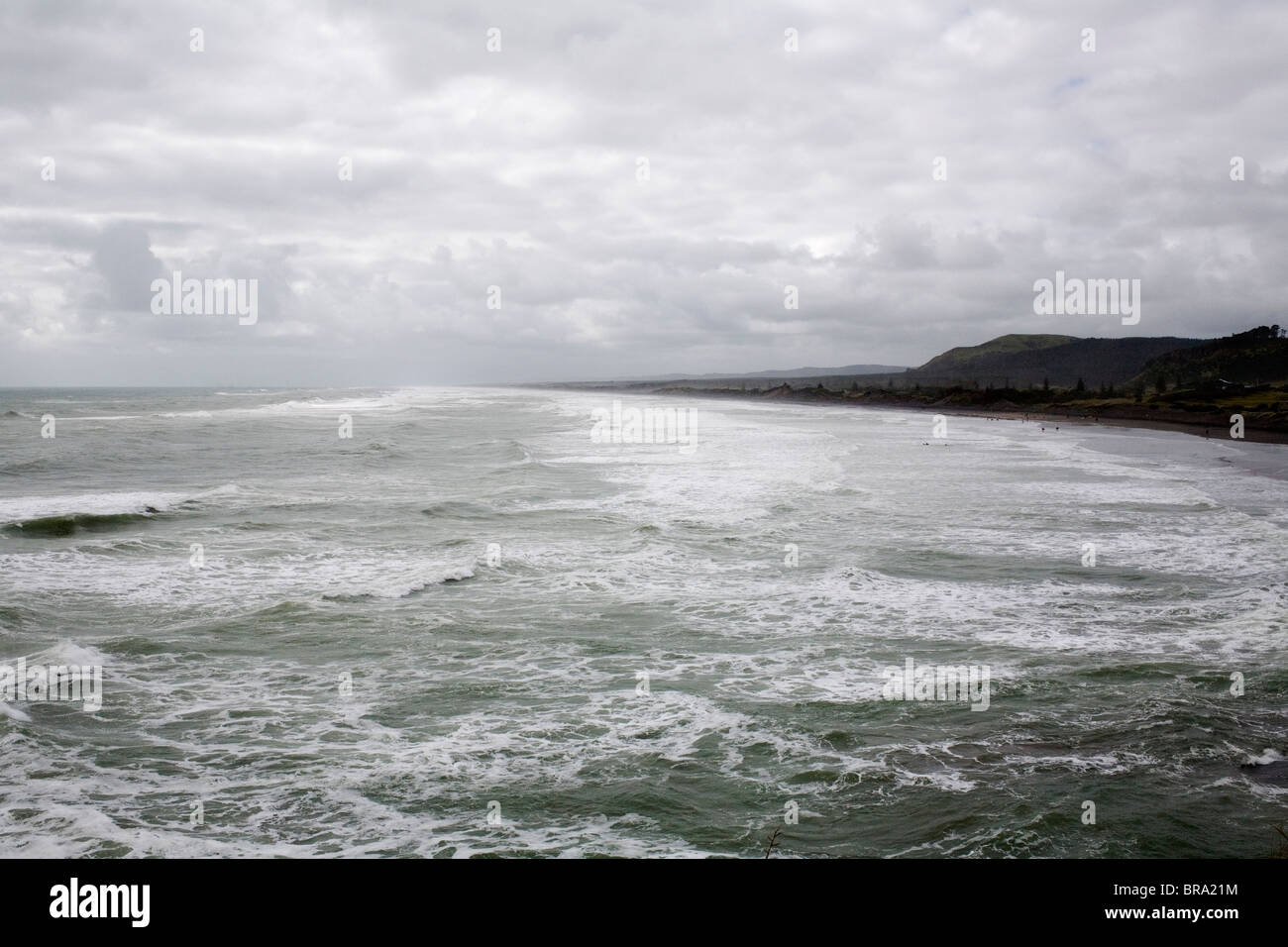 Flut am Muriwai Beach in Auckland Region, Neuseeland. Stockfoto