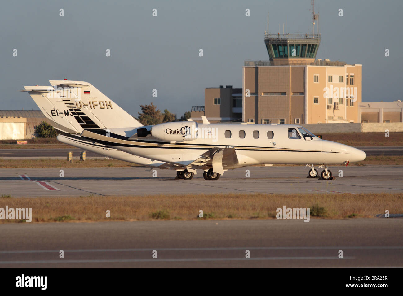 Cessna Citation CJ1 Business Jet Flugzeuge geparkt Seite an Seite in der Nähe der Tower auf dem Internationalen Flughafen in Malta Stockfoto