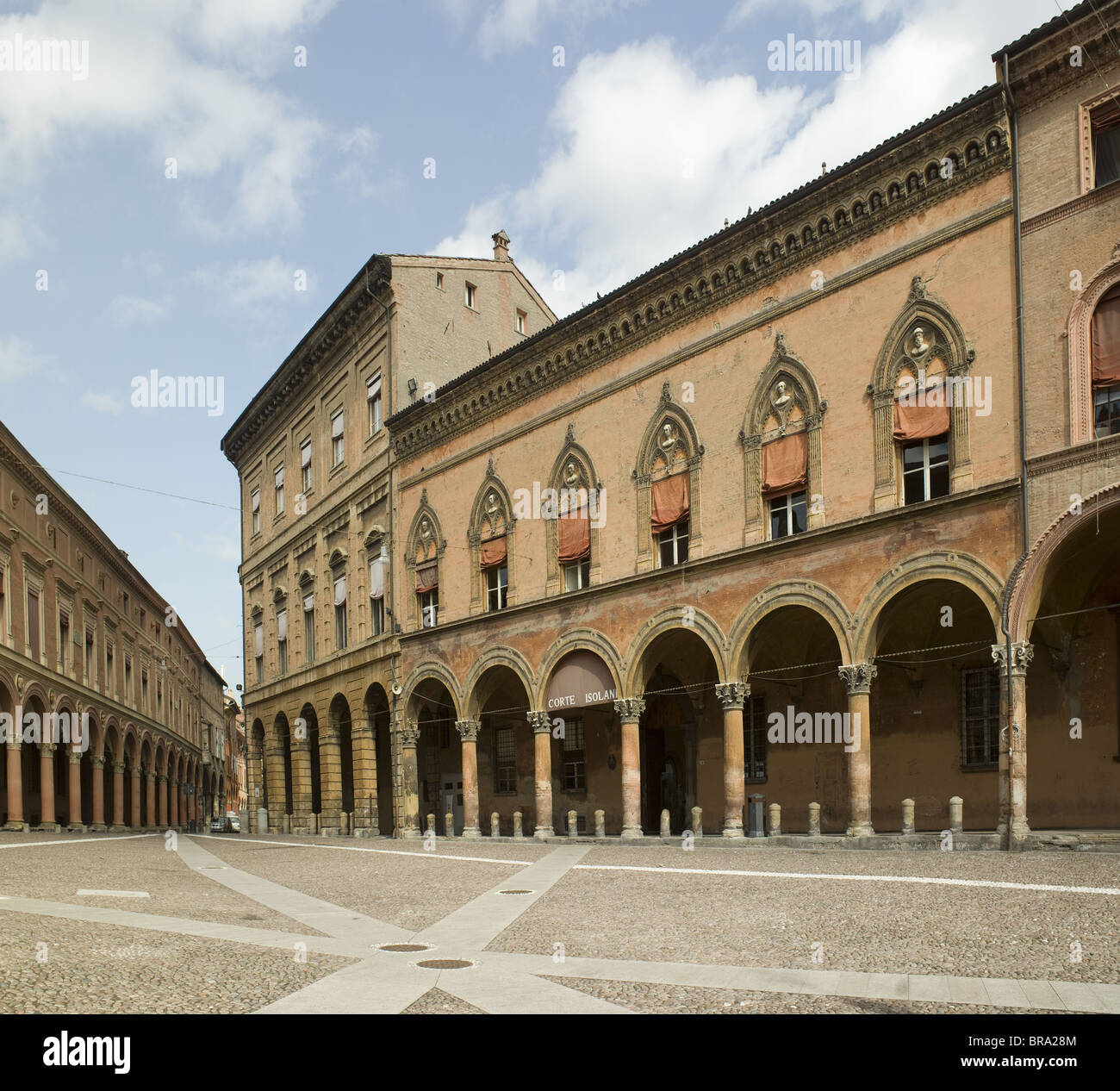 Bolgona, Italien. Piazza Santo Stefano, typisch für Bologna Stadtplanung - Säulen und Arkaden Stockfoto