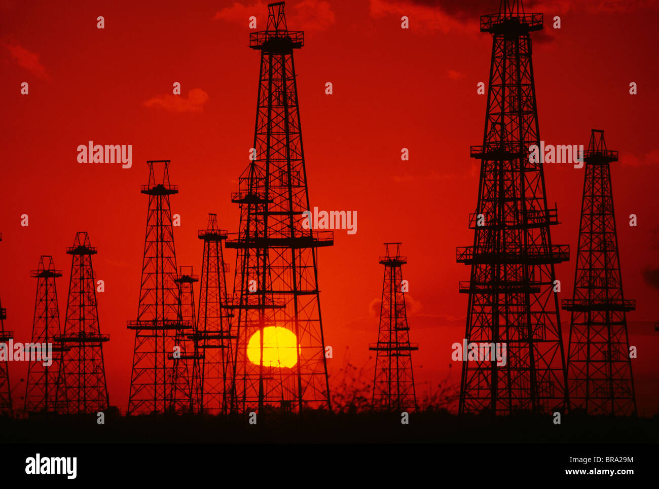 ÖLFELD BEI SONNENUNTERGANG Stockfoto