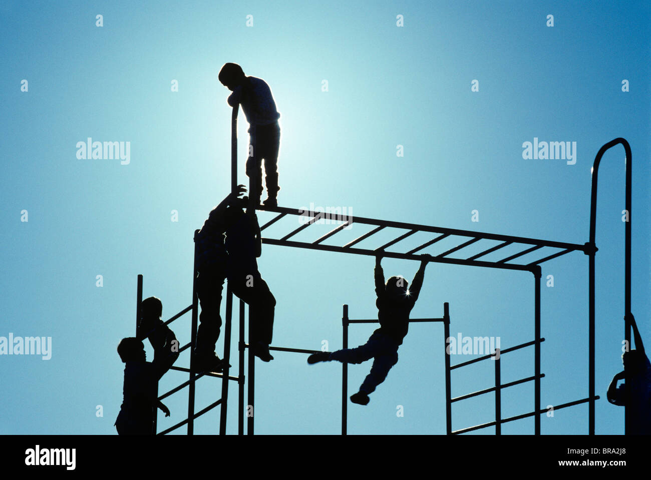 SILHOUETTE ELEMENTARY SCHOOL KINDER AUF SPIELPLATZ Stockfoto