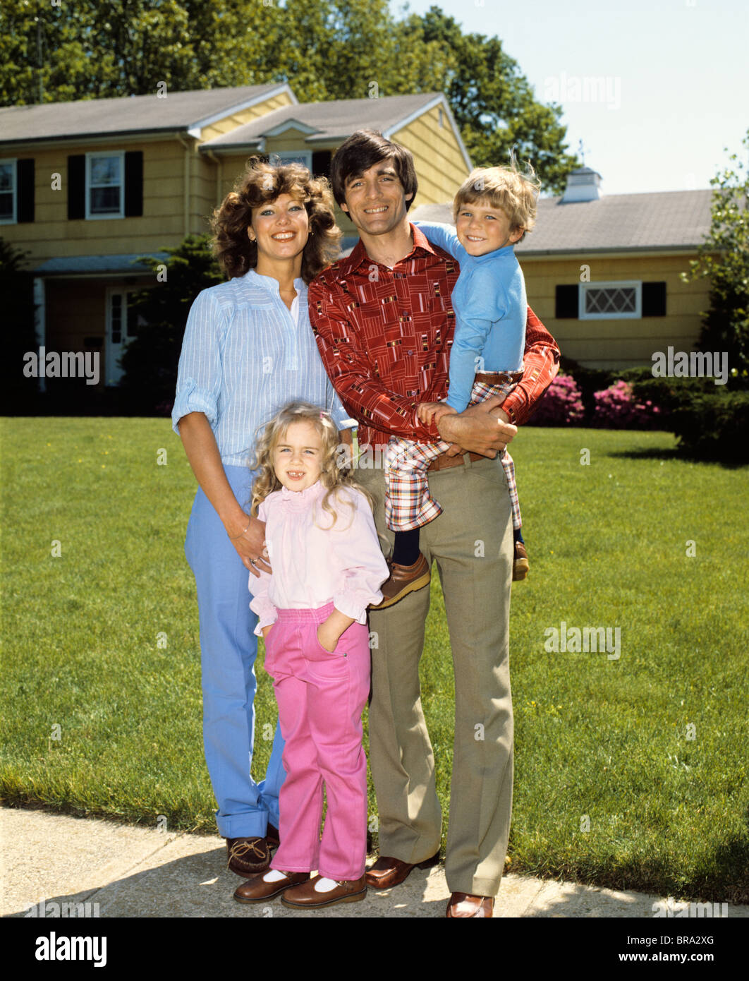 1980ER JAHRE FAMILIE VOR DER MUTTER VATER JUNGE MÄDCHEN PORTRAIT